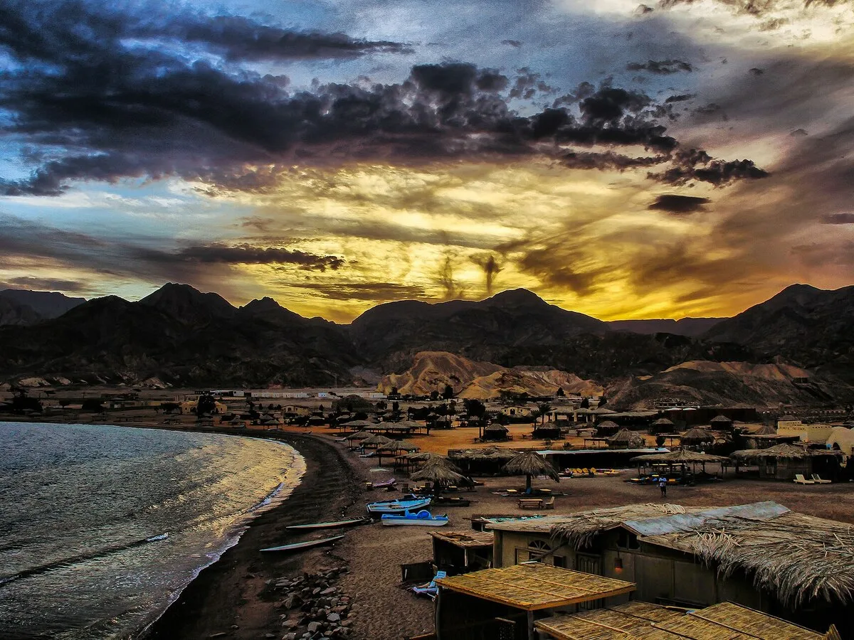 Un campamento beduino en el desierto del Sinaí al atardecer.