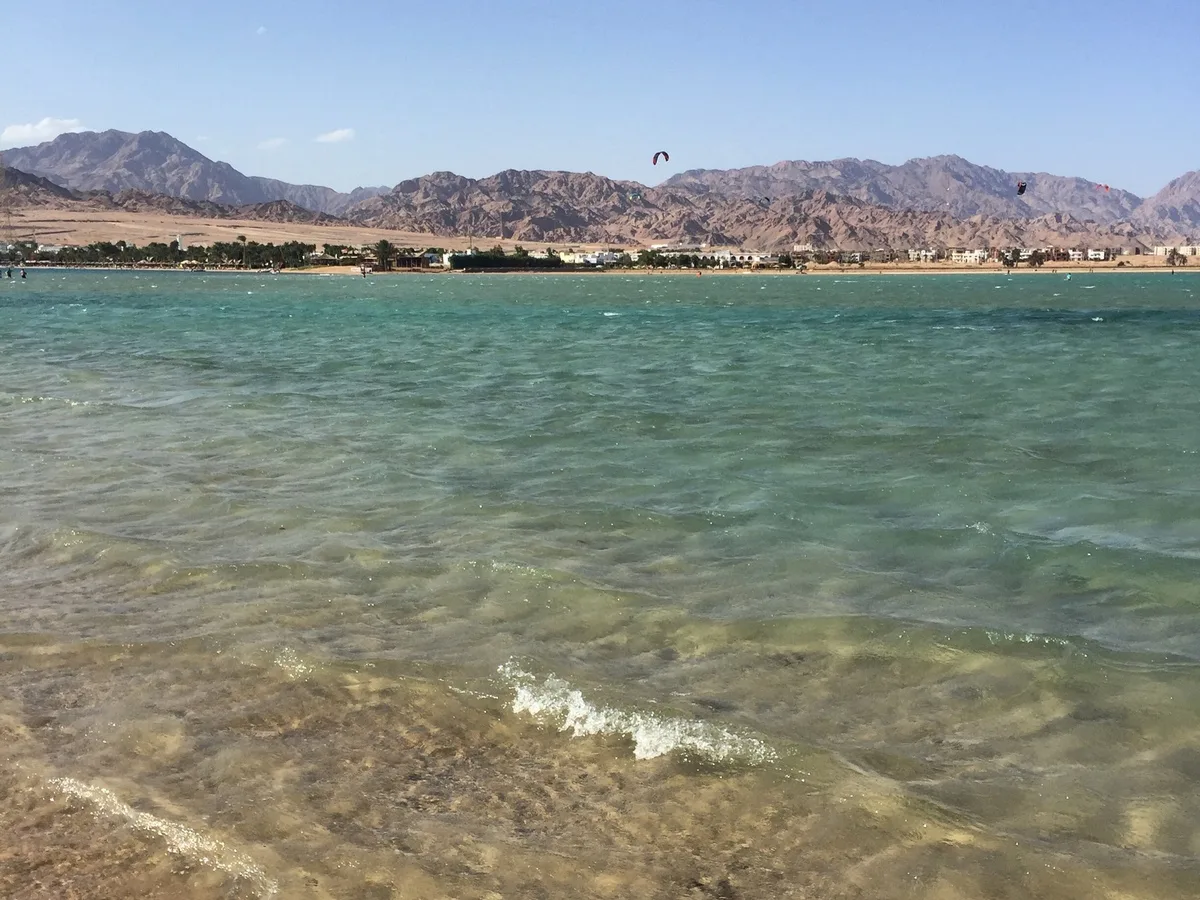 El Blue Hole en Dahab, visto desde la orilla.