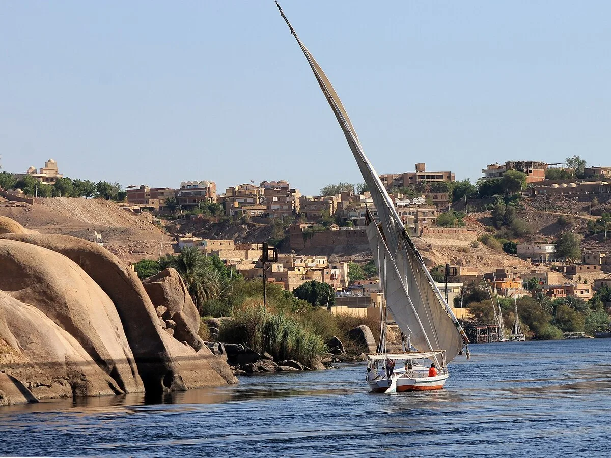 Una dahabiya navegando a vela por el Nilo.