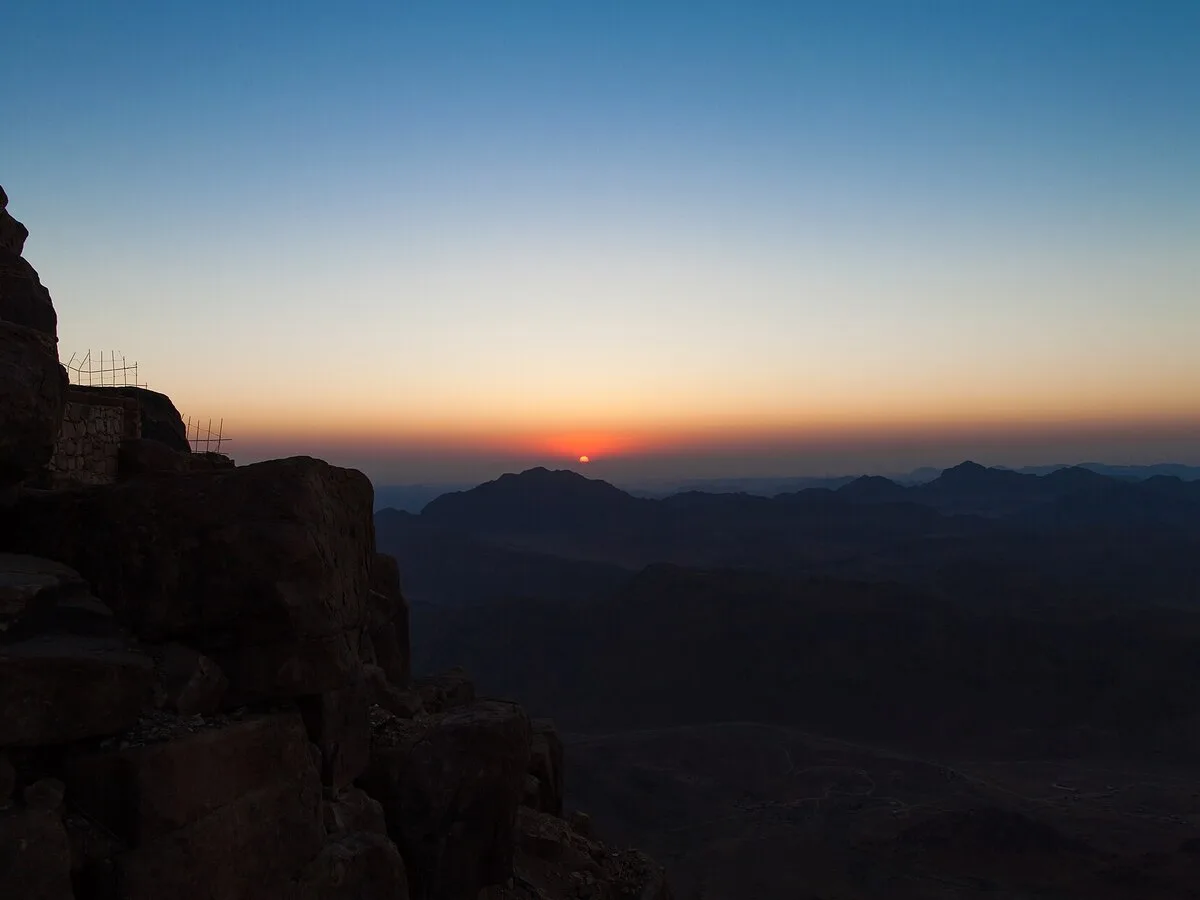 La cima del monte Sinaí al amanecer.