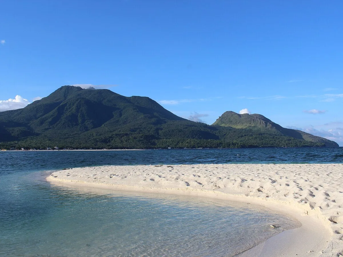 El volcán de Camiguin sobre el mar.