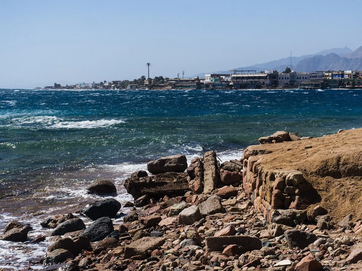 El mar en Dahab con las montañas del Sinaí detrás.