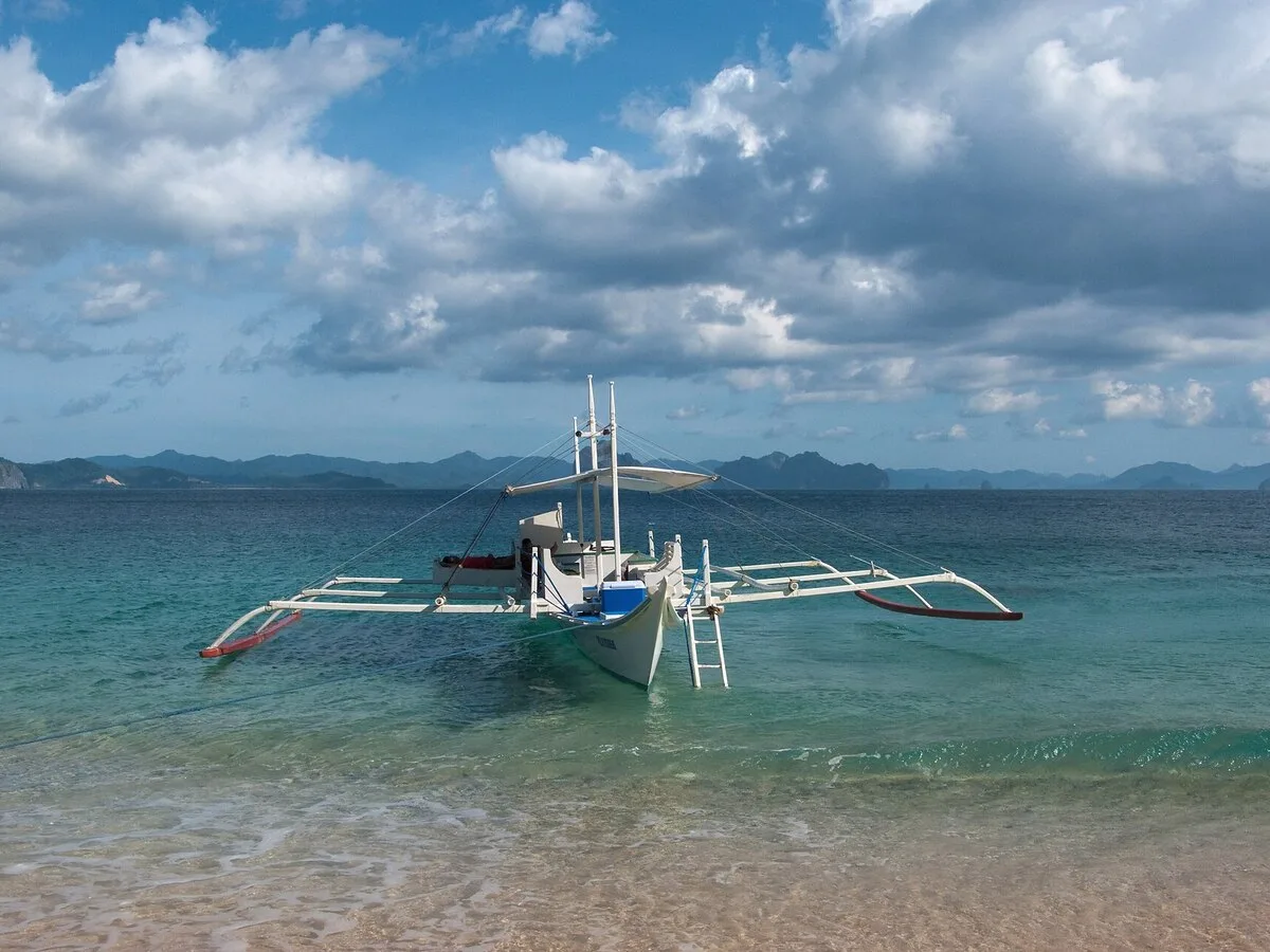 Una piragua de balancines sobre un arrecife de coral en las Visayas.